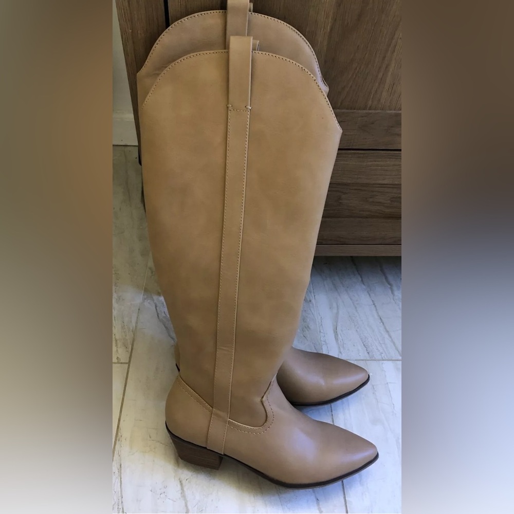 Light brown cowgirl or riding boots chic